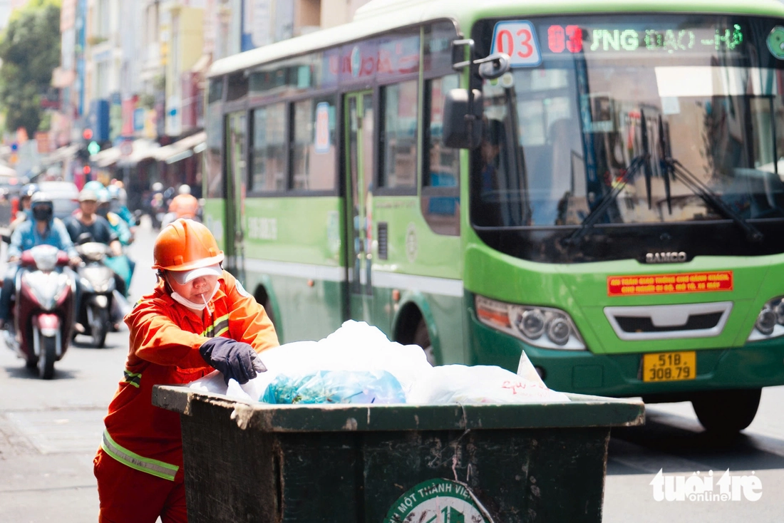 TP.HCM nắng nóng ‘đổ lửa’, người dân tìm đến tán cây, tài xế công nghệ dùng thuốc chống say nắng - Ảnh 13.