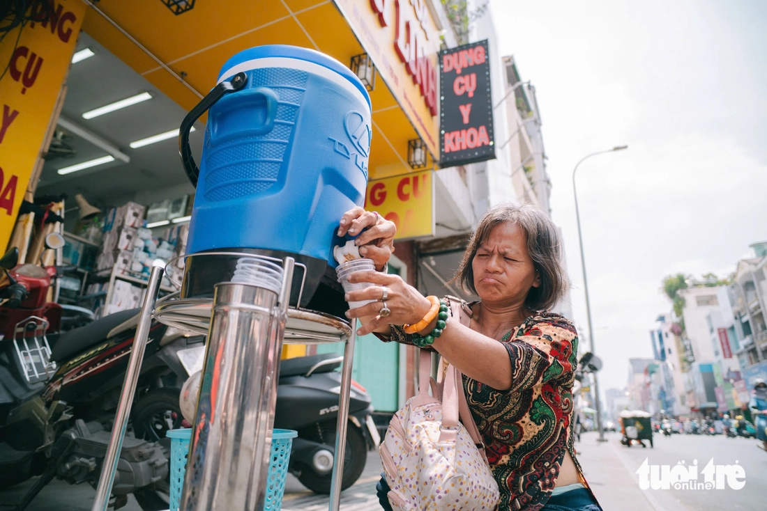 TP.HCM nắng nóng ‘đổ lửa’, người dân tìm đến tán cây, tài xế công nghệ dùng thuốc chống say nắng - Ảnh 15.