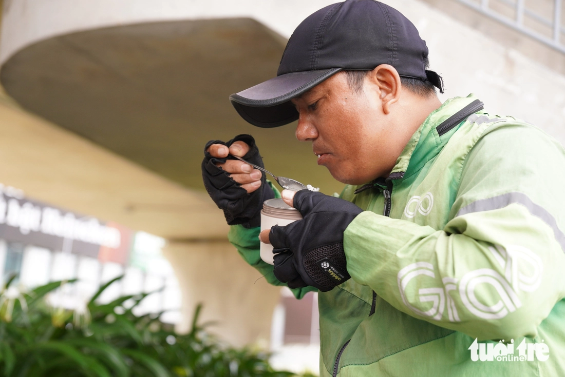 TP.HCM nắng nóng ‘đổ lửa’, người dân tìm đến tán cây, tài xế công nghệ dùng thuốc chống say nắng - Ảnh 4.