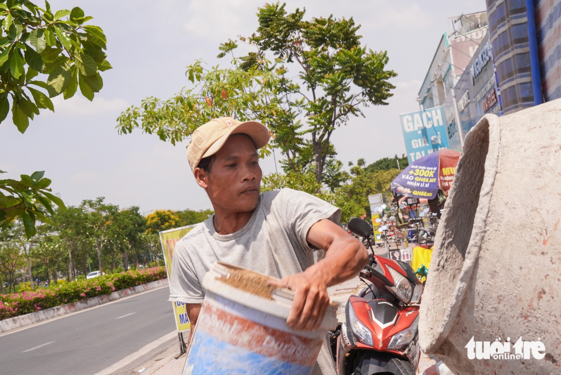 TP.HCM nắng nóng ‘đổ lửa’, người dân tìm đến tán cây, tài xế công nghệ dùng thuốc chống say nắng - Ảnh 6.