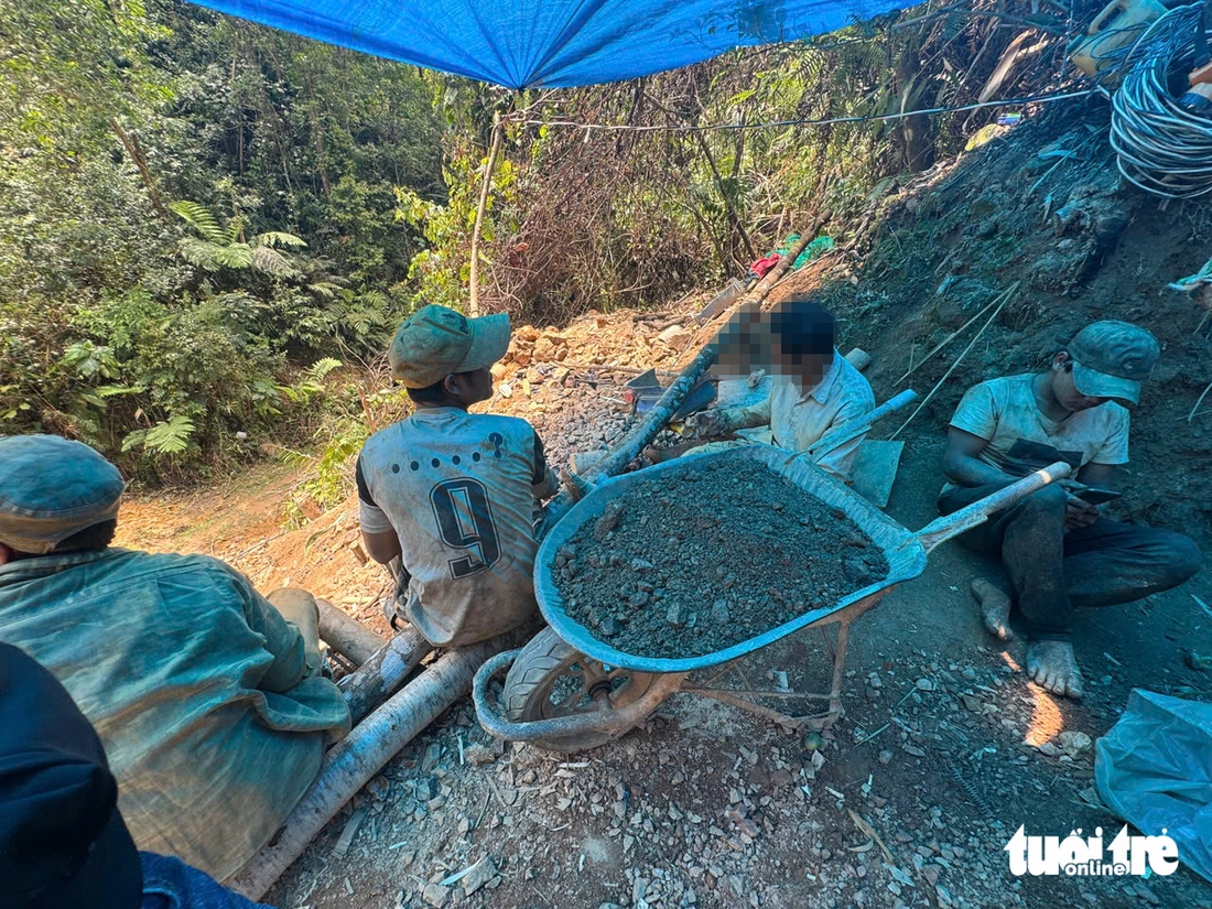 'Đột nhập' lãnh địa vàng Phước Sơn, 'vàng tặc' rầm rộ khoét núi lấy vàng - Ảnh 2.