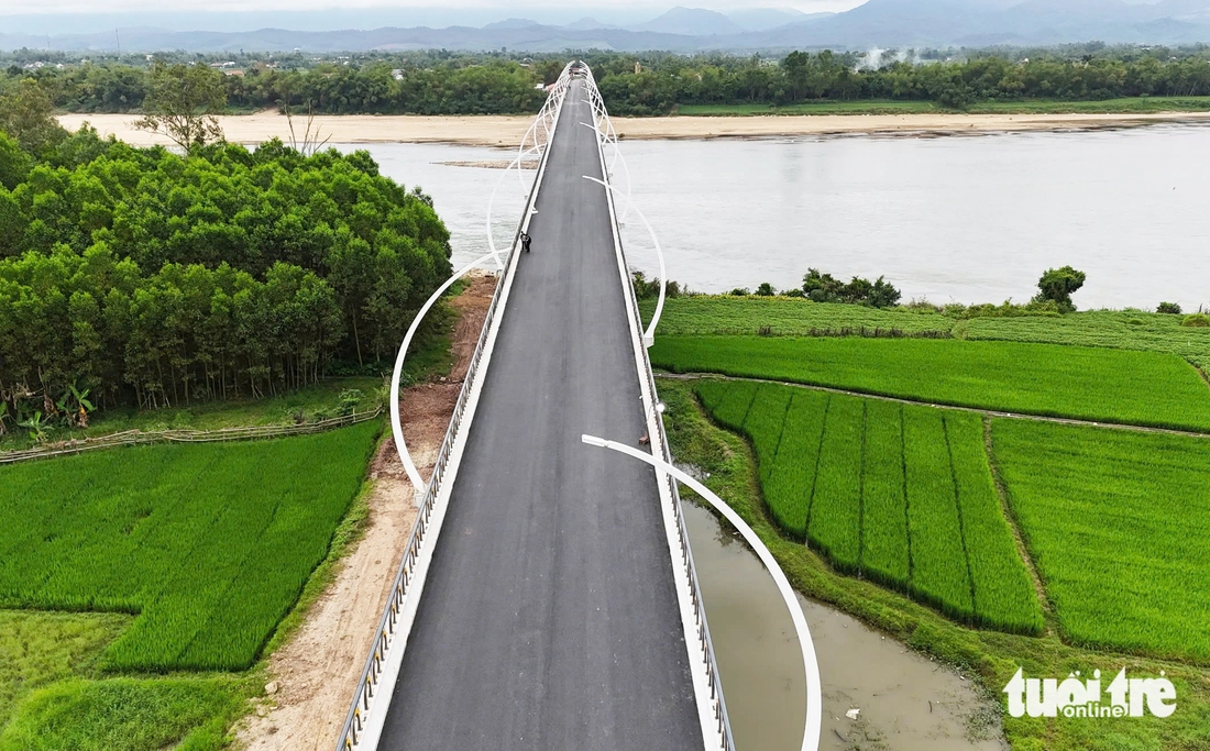 Hình hài những cây cầu bắc qua hai con sông lớn nhất Quảng Nam sắp thông xe kỹ thuật - Ảnh 11.