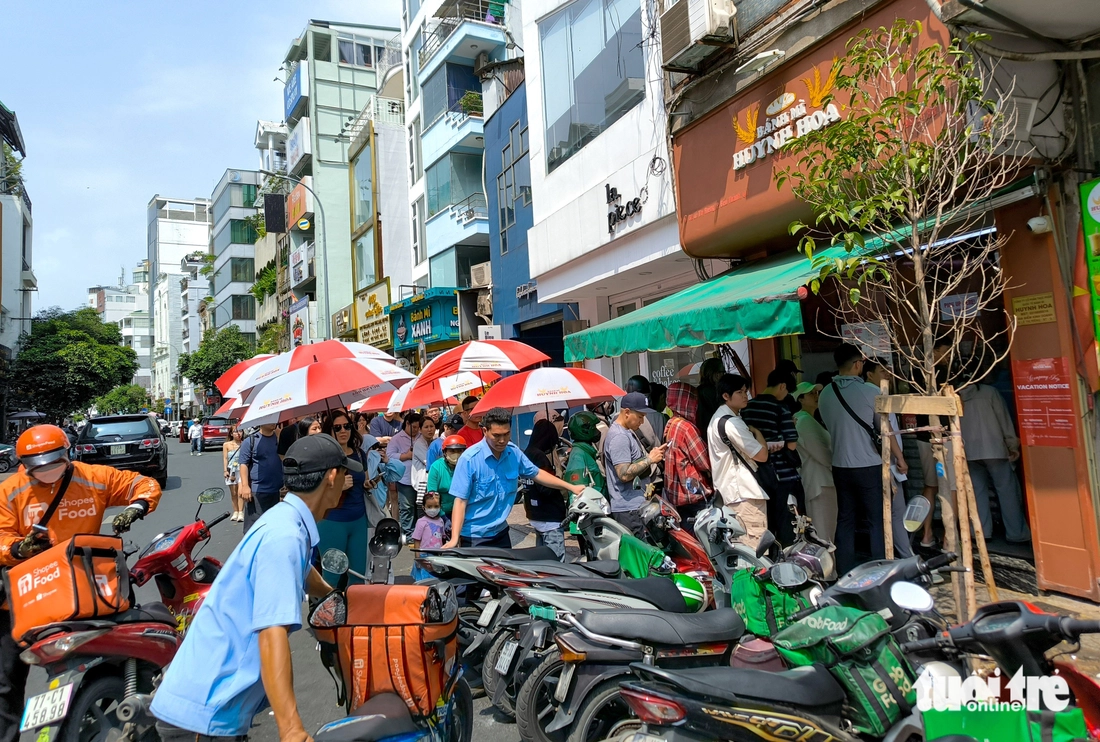 Mua bánh mì Huỳnh Hoa đứng tràn ra đường, quận 1 nói xử lý ngay - Ảnh 1.