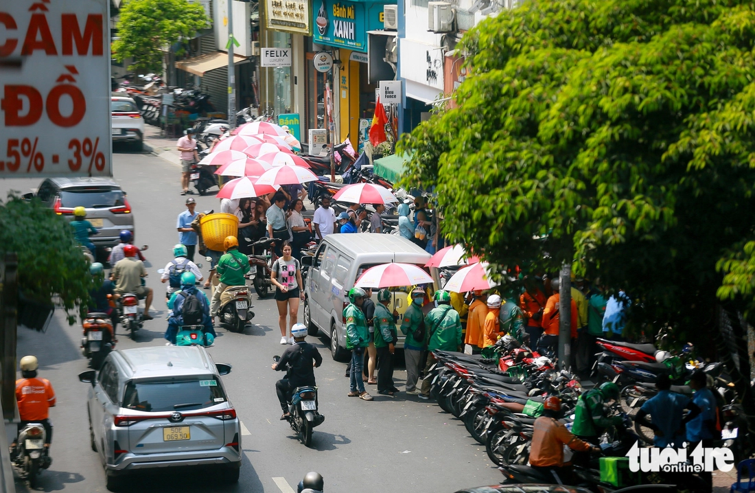 Mua bánh mì Huỳnh Hoa đứng tràn ra đường, quận 1 nói xử lý ngay - Ảnh 2.