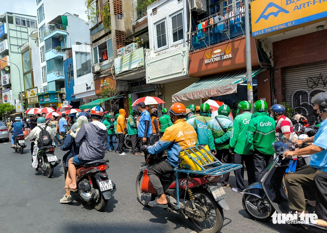 Mua bánh mì Huỳnh Hoa đứng tràn ra đường, quận 1 nói xử lý ngay  - Ảnh 6.