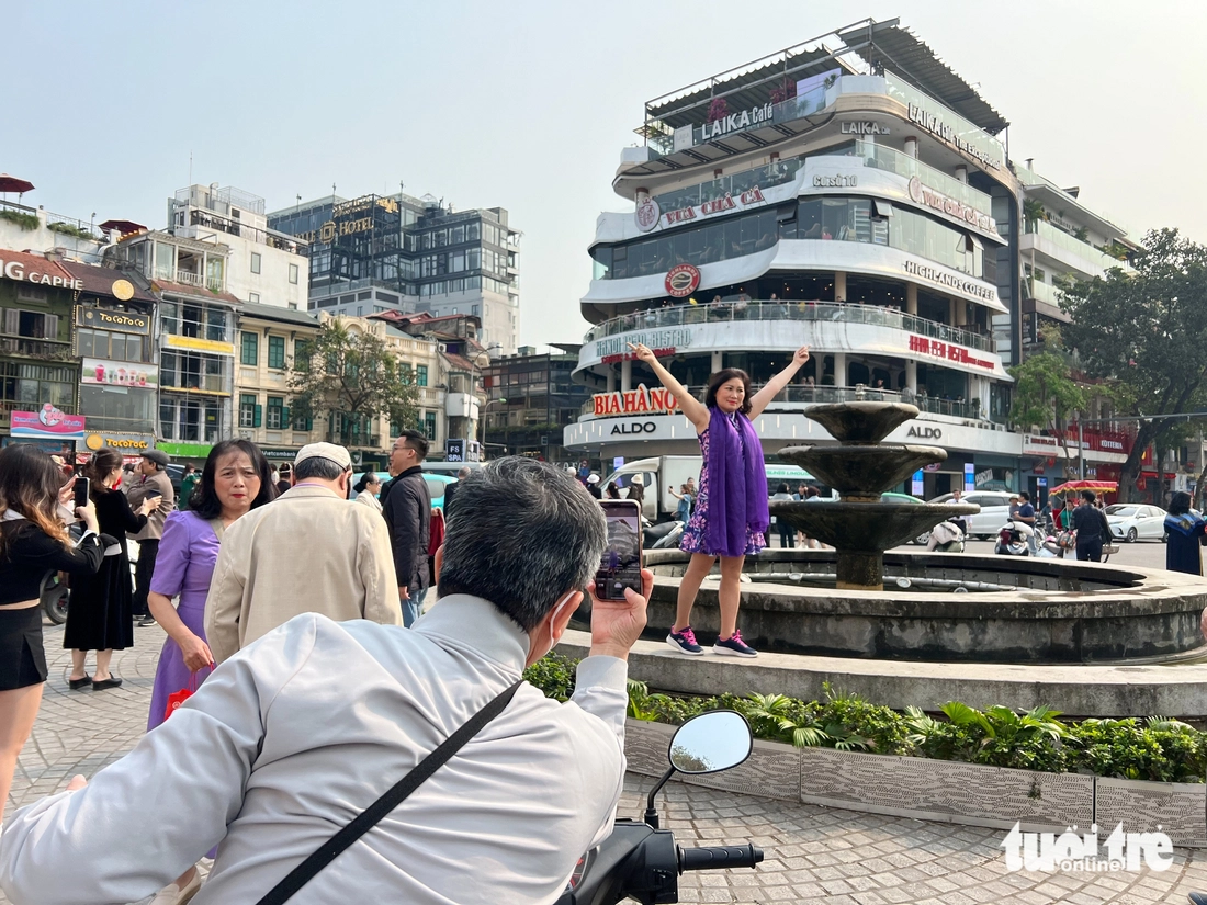 Phớt lờ 'cảnh báo', người dân Hà Nội vẫn ào ạt check in chia tay tòa Hàm cá mập - Ảnh 4.