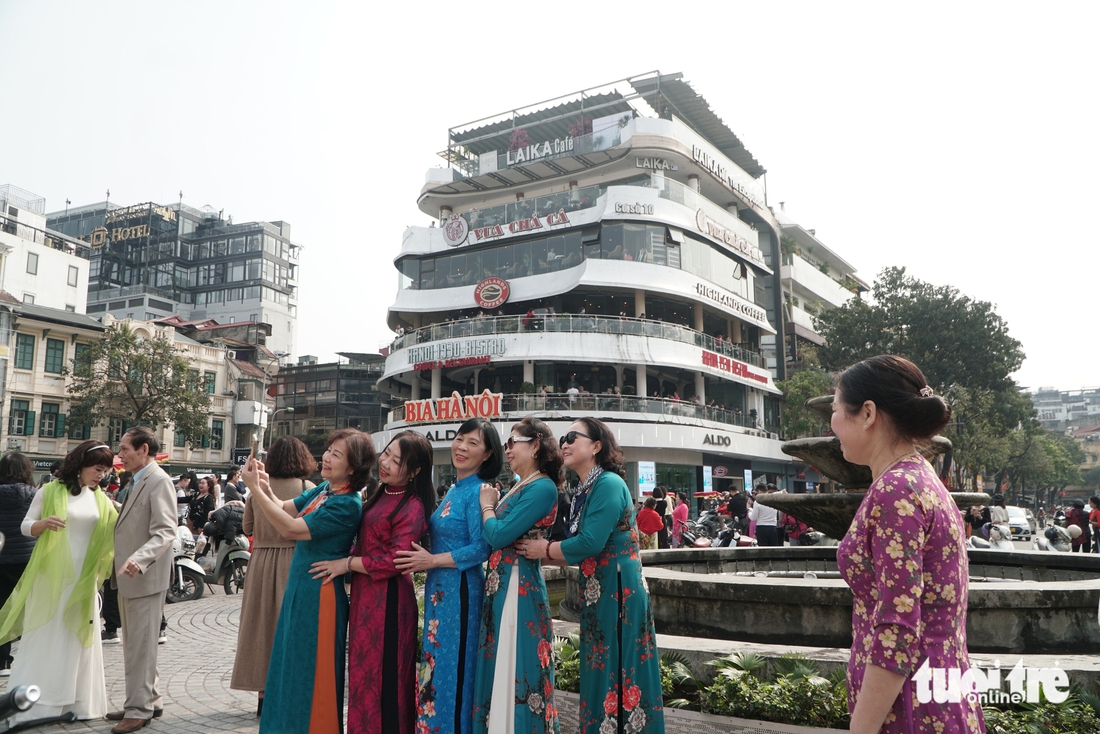 Phớt lờ 'cảnh báo', người dân Hà Nội vẫn ào ạt check in chia tay tòa Hàm cá mập - Ảnh 7.