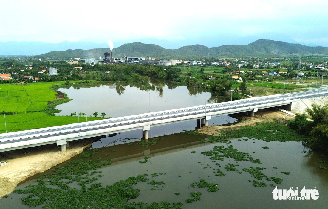 Cận cảnh cao tốc Vân Phong - Nha Trang sắp 'về đích, dự kiến khai thác dịp 30-4 - Ảnh 4.