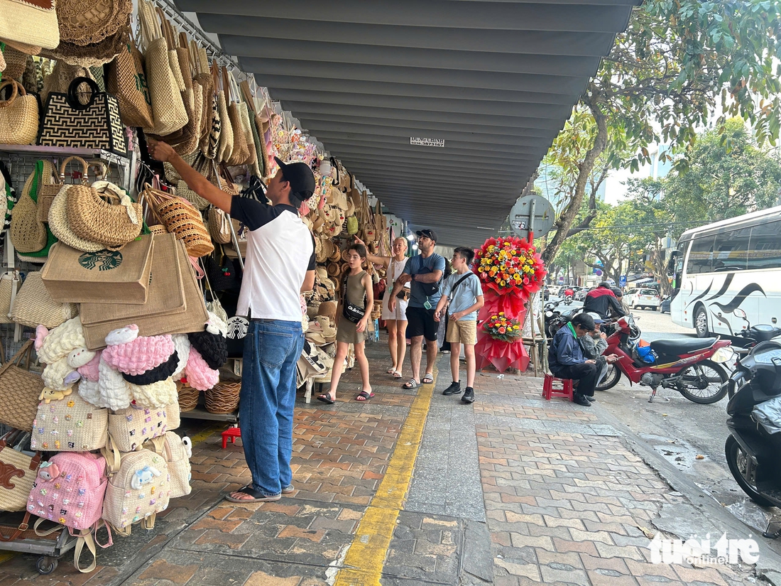 Đà Nẵng làm gì để vỉa hè không mất chức năng mà hài hòa "kinh tế vỉa hè" ? - Ảnh 4.