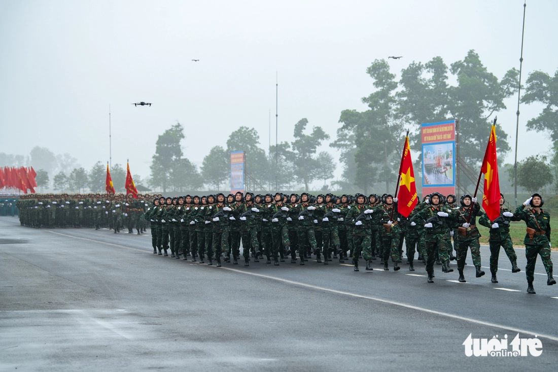 Diễu binh, diễu hành thể hiện sức mạnh của quân đội sau 50 năm thống nhất đất nước - Ảnh 1.