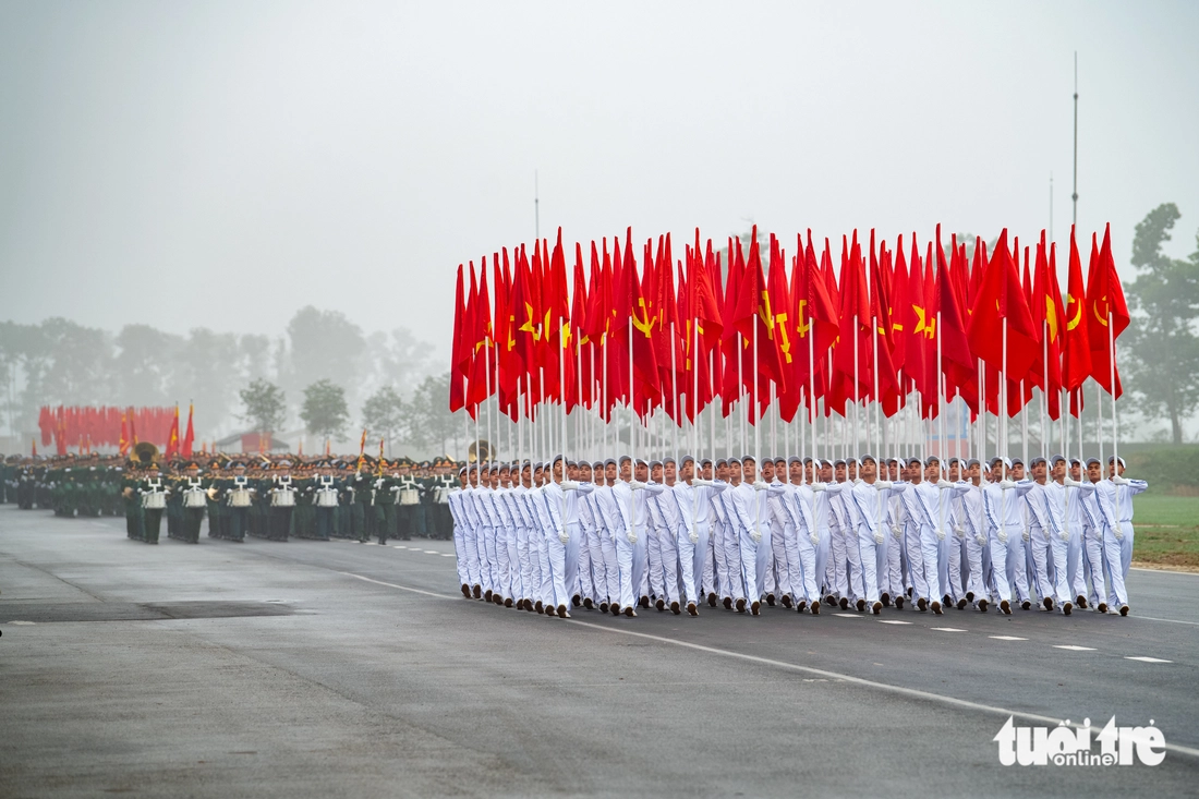 Diễu binh， diễu hành thể hiện sức mạnh của quân đội sau 50 thống nhất đất nước - Ảnh 4.