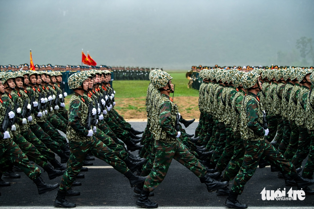 Diễu binh， diễu hành thể hiện sức mạnh của quân đội sau 50 thống nhất đất nước - Ảnh 8.