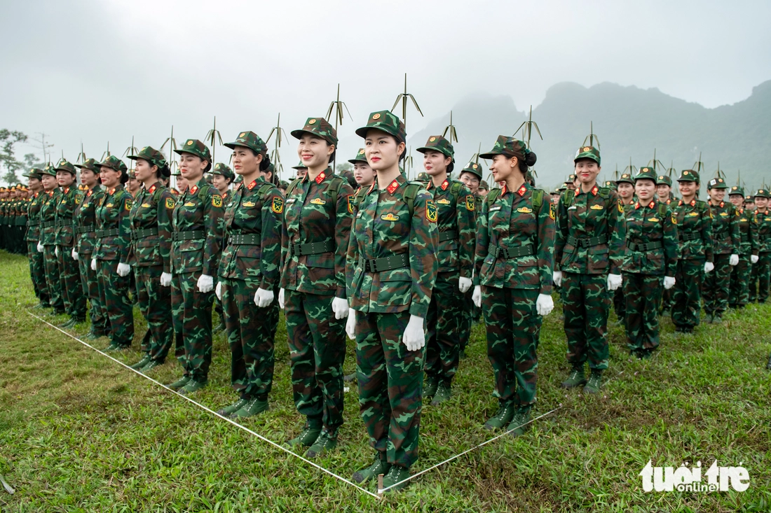 Diễu binh， diễu hành thể hiện sức mạnh của quân đội sau 50 thống nhất đất nước - Ảnh 12.