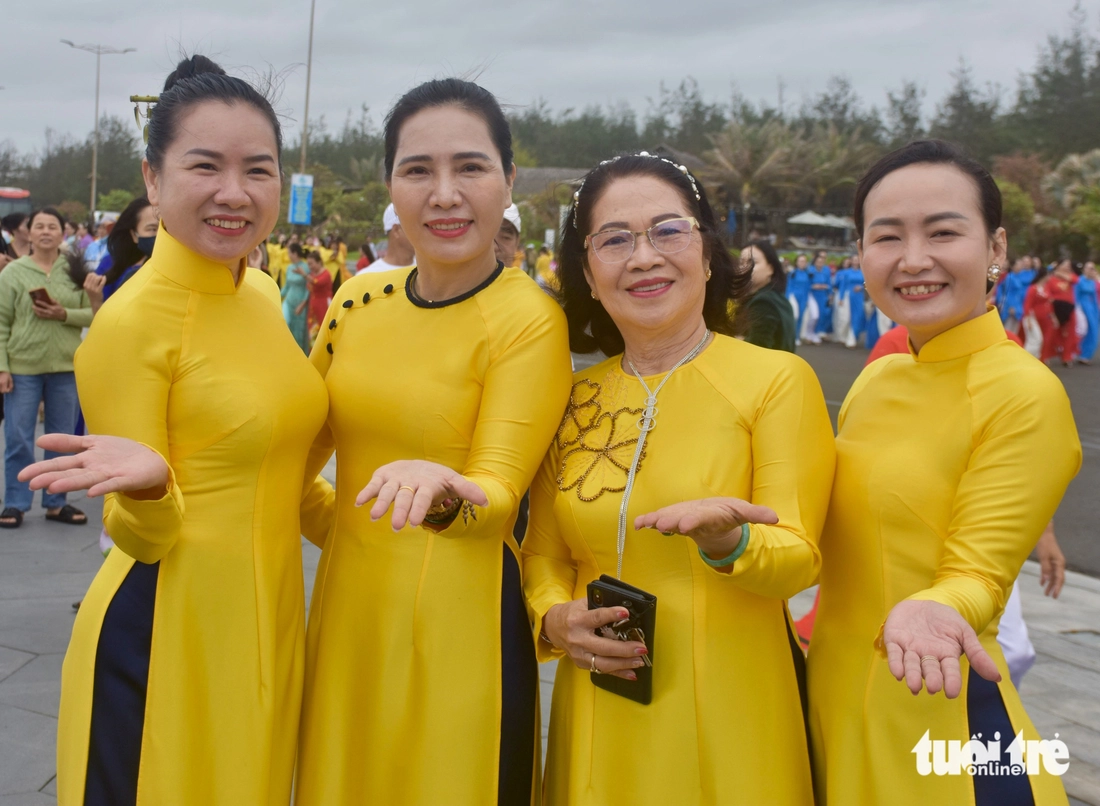 Hơn 1.000 phụ nữ Phú Yên mặc áo dài khiêu vũ trước Tháp Nghinh Phong - Ảnh 8.