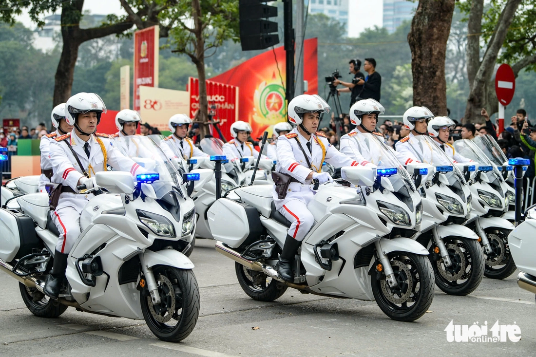 Hàng vạn người trầm trồ xem cảnh sát, kỵ binh, cảnh khuyển trổ tài - Ảnh 11.