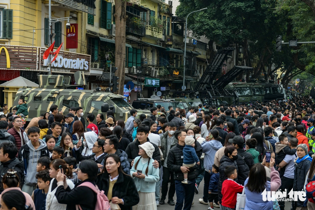 Dàn xe bọc thép, phòng chống bạo loạn của Bộ Công an trưng bày giữa trung tâm Hà Nội - Ảnh 1.