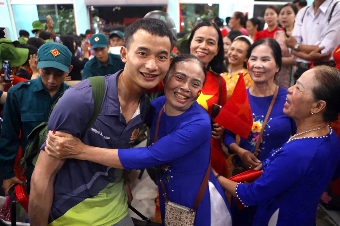 Hoàn thành xuất sắc nhiệm vụ, các đoàn diễu binh, diễu hành tự hào lên tàu trở về - Ảnh 7.