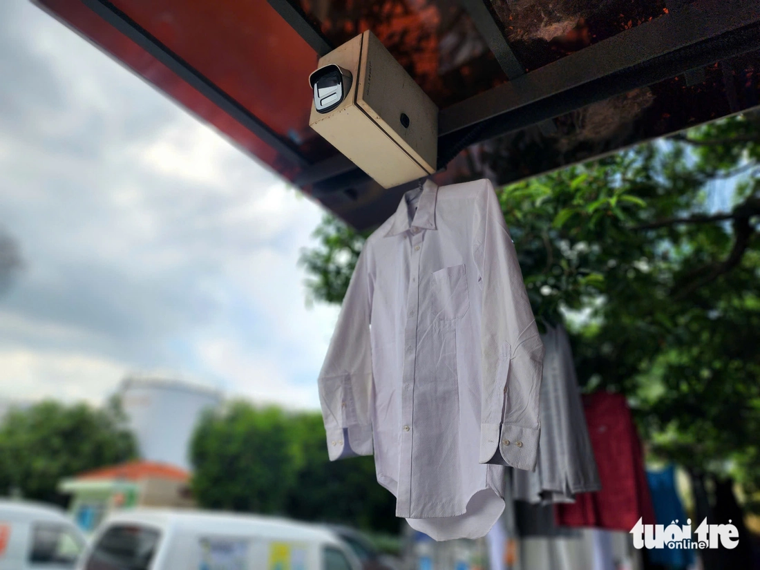 Nhiều nhà chờ xe buýt ở TP.HCM bị vẽ bậy, chiếm dụng, bảng thông tin điện tử không hoạt động - Ảnh 3.