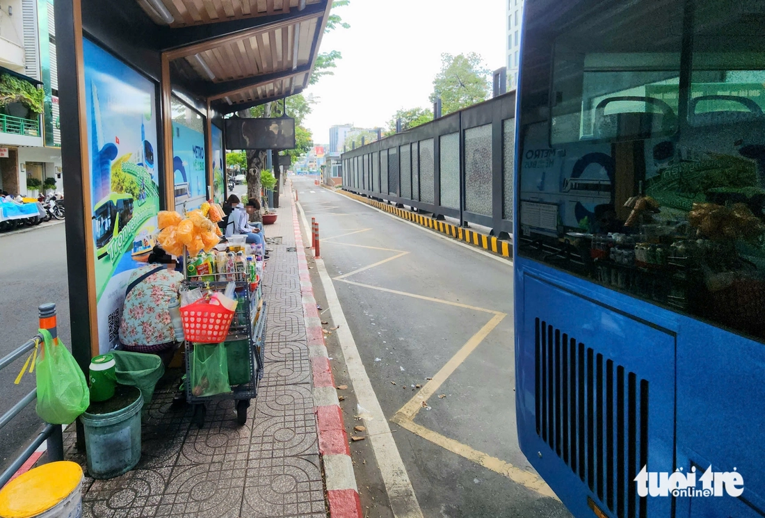 Nhiều nhà chờ xe buýt ở TP.HCM bị vẽ bậy, chiếm dụng, bảng thông tin điện tử không hoạt động - Ảnh 4.