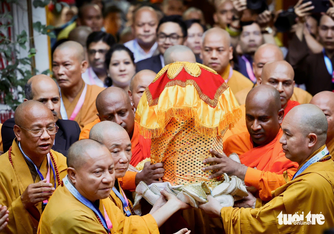 Xá lợi Phật về tới chùa Quán Sứ, biển người cờ hoa nghênh đón Xá lợi Phật về tới chùa Quán Sứ, biển người cờ hoa nghênh đón