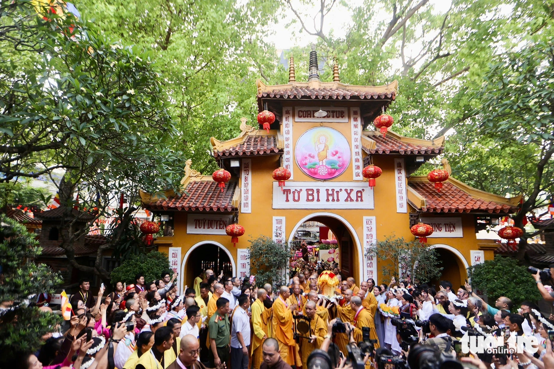 Xá lợi Phật về tới chùa Quán Sứ, biển người người cờ hoa nghênh đón - Ảnh 4. xá lợi - Ảnh 4.