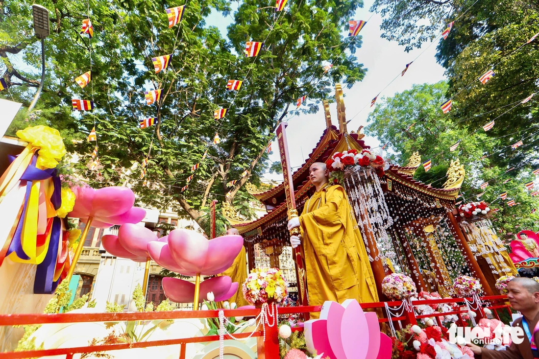 Xá lợi Phật về tới chùa Quán Sứ, biển người người cờ hoa nghênh đón - Ảnh 5. xá lợi - Ảnh 5.