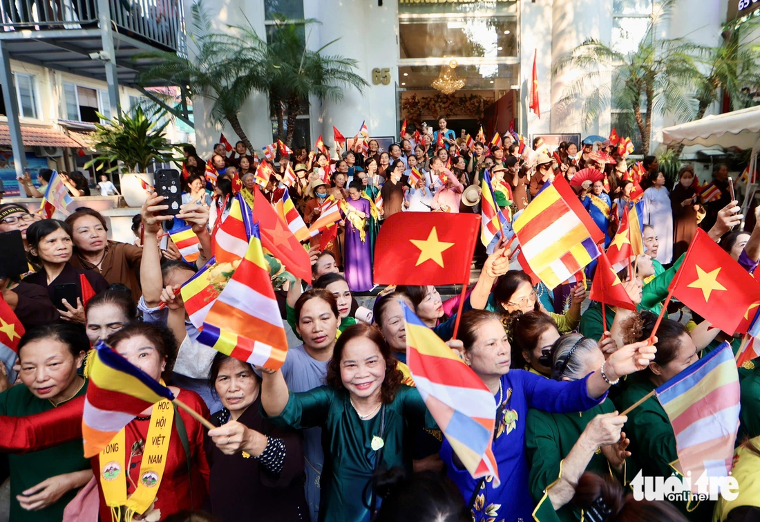 Xá lợi Phật về tới chùa Quán Sứ, biển người người cờ hoa nghênh đón - Ảnh 8. xá lợi - Ảnh 8.
