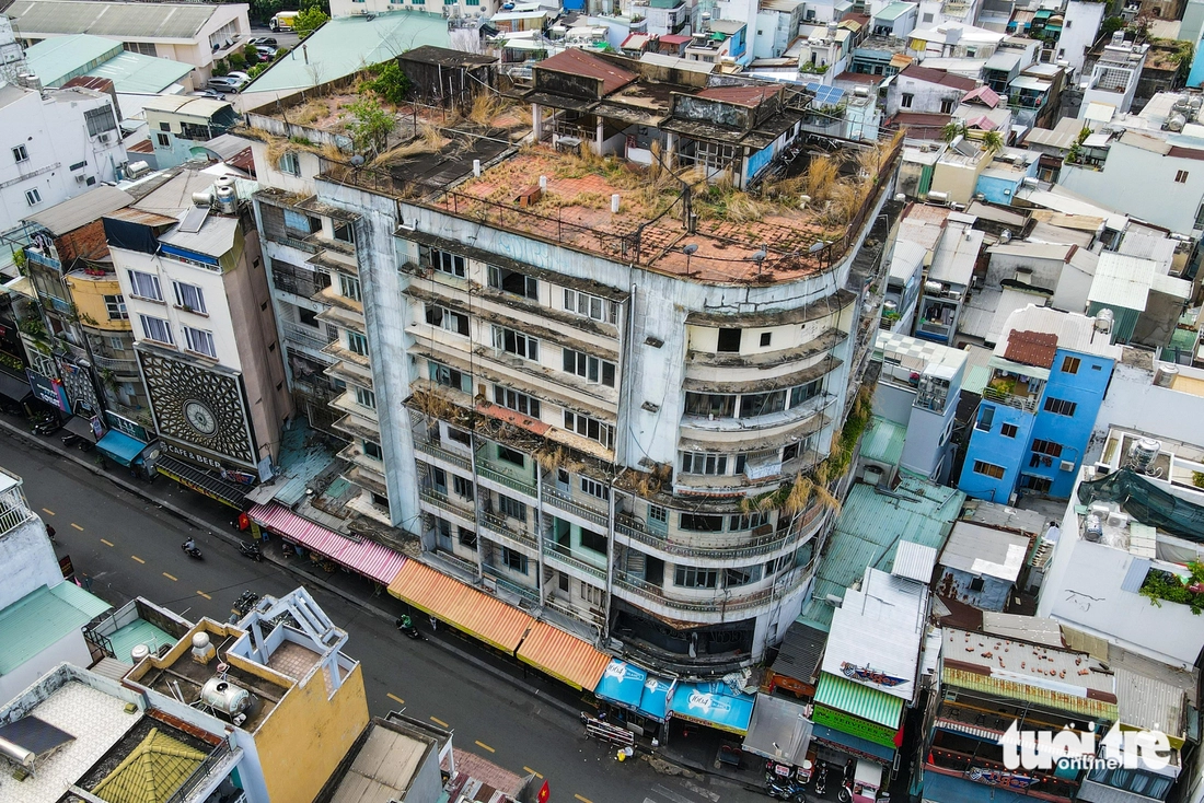 Sống thấp thỏm trong những chung cư cũ giữa lòng TP.HCM - Ảnh 2.