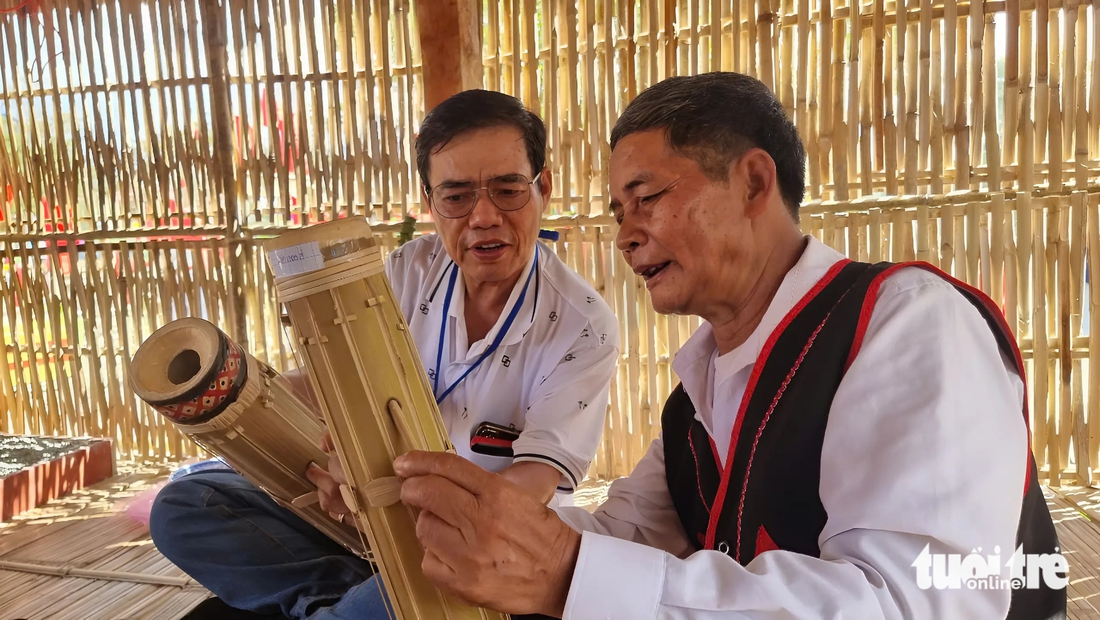 Hàng nghìn du khách xem tận mắt cách chế tác 'cây đàn chapi nghe nao lòng' - Ảnh 2.