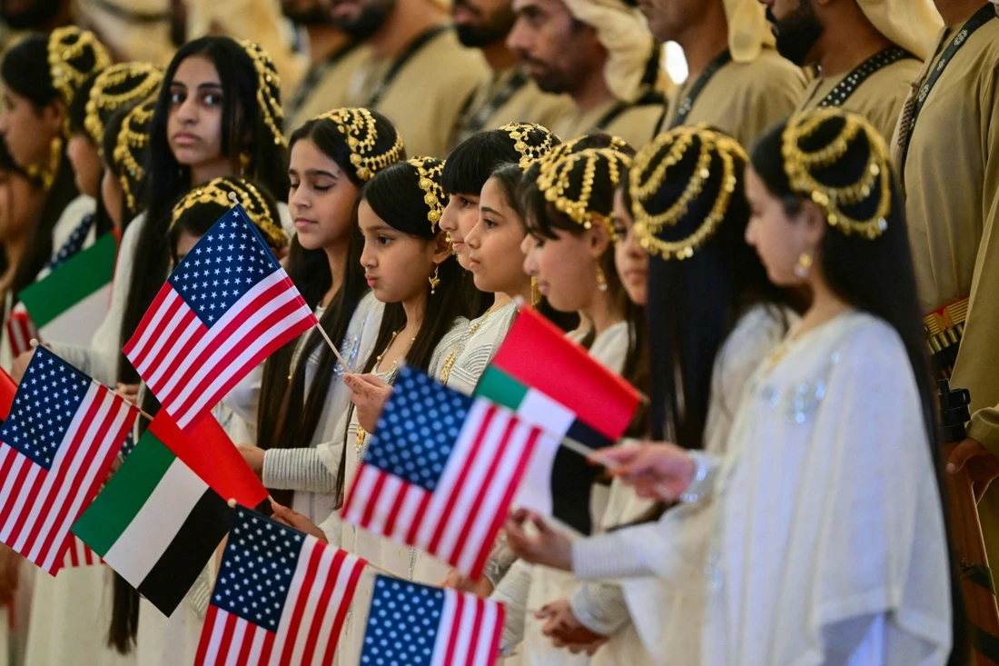 Tổng thống Trump được chào đón bằng điệu ‘múa tóc’ độc đáo ở UAE Tổng thống Trump được chào đón bằng điệu ‘múa tóc’ độc đáo ở UAE