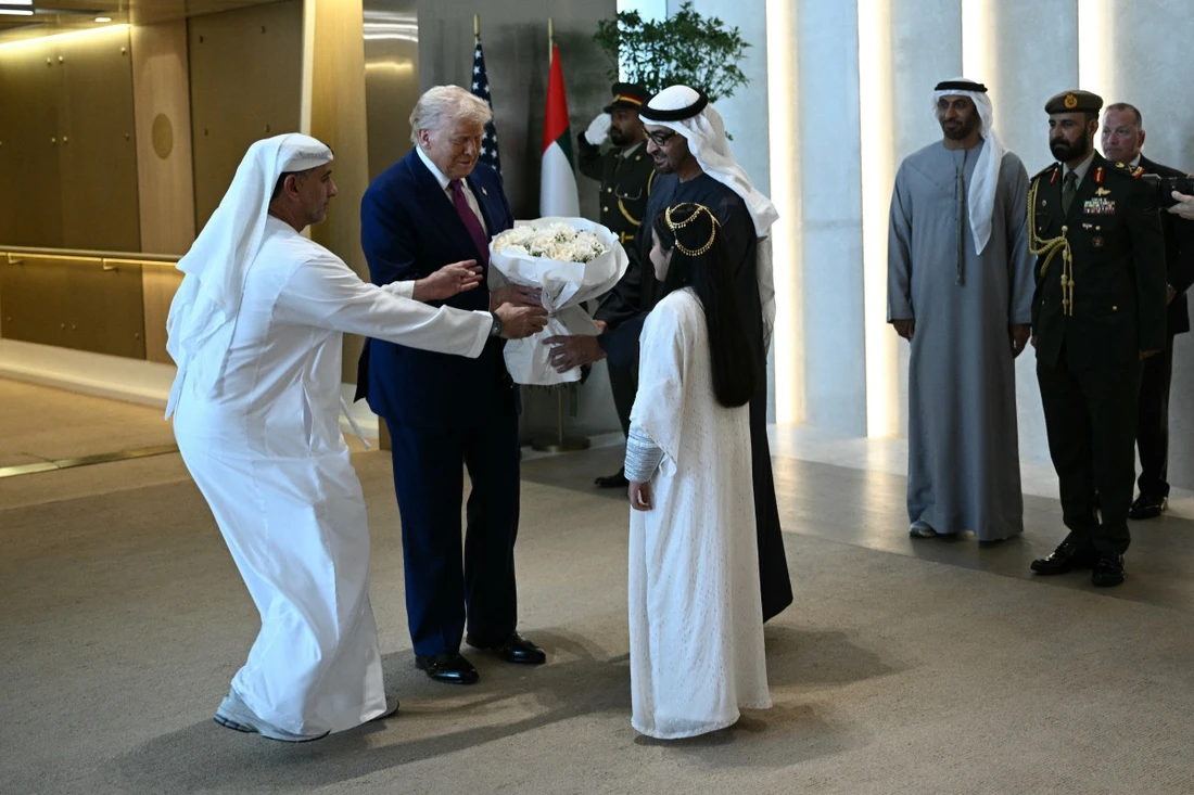 Tổng thống Trump được chào đón bằng điệu 'múa tóc' độc đáo ở UAE - Ảnh 4. Tổng thống Trump - Ảnh 4.