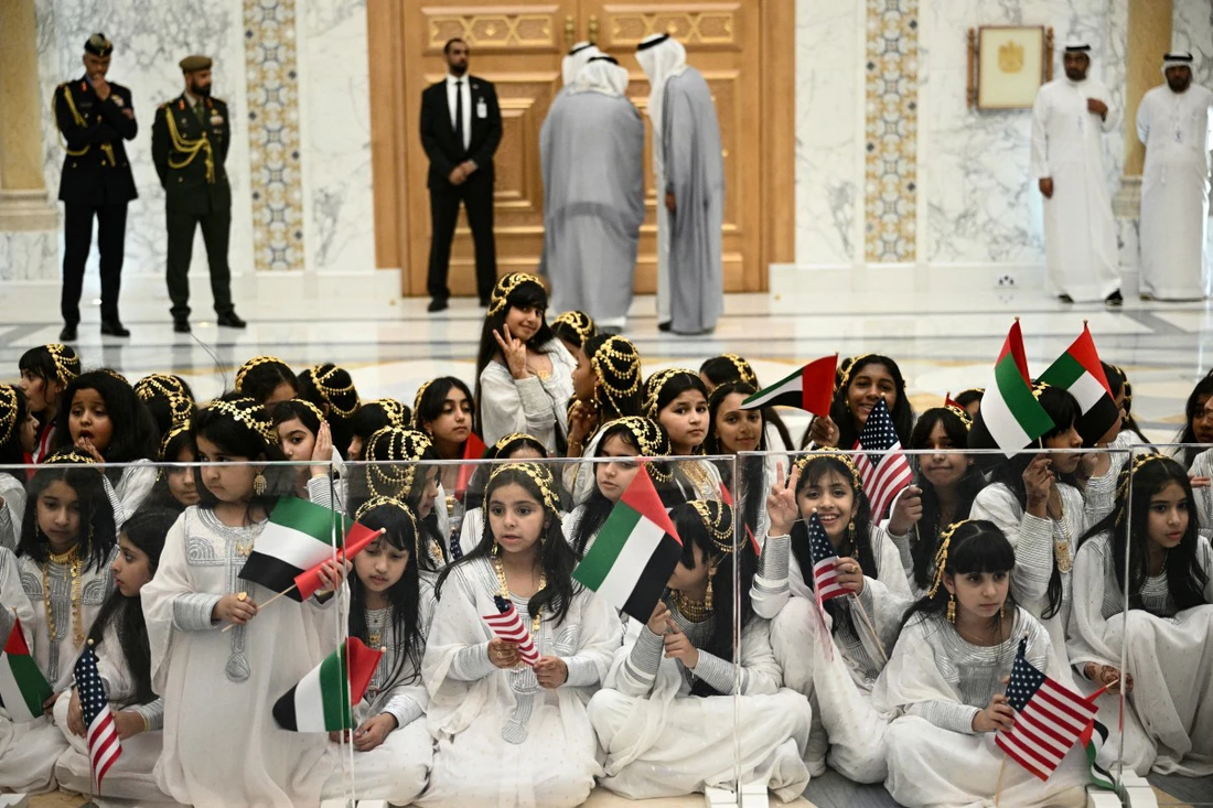 Tổng thống Trump được chào đón bằng điệu 'múa tóc' độc đáo ở UAE - Ảnh 2. Tổng thống Trump - Ảnh 2.