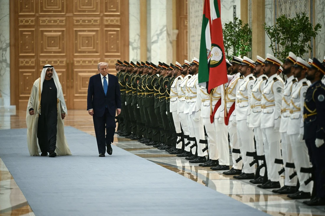 Tổng thống Trump được chào đón bằng điệu 'múa tóc' độc đáo ở UAE - Ảnh 6. Tổng thống Trump - Ảnh 6.