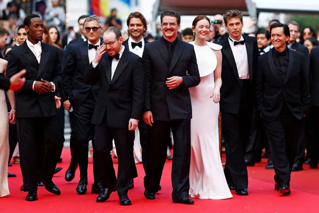 Emma Stone bị ong tấn công trên thảm đỏ Cannes - Ảnh 2. Cannes - Ảnh 2.