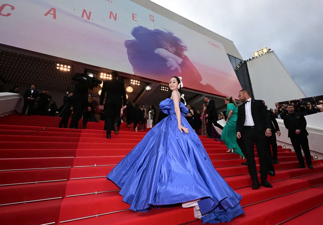 Emma Stone bị ong tấn công trên thảm đỏ Cannes - Ảnh 9. Cannes - Ảnh 11.