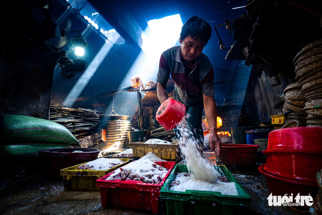 Nghề hấp cá,mực ở Quy Nhơn: Giữ lửa trong gian bếp nồng mùi biển - Ảnh 2. Quy Nhơn - Ảnh 1.