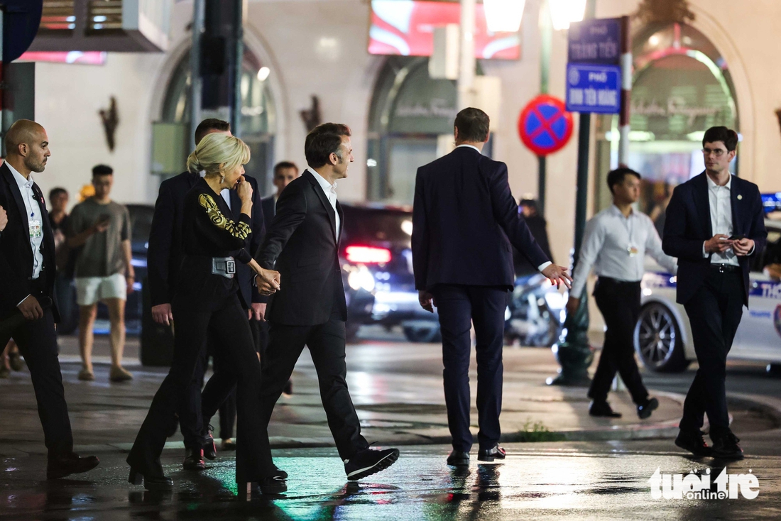 Tổng thống Pháp Macron và Phu nhân dạo bộ giữa Hà Nội, bắt tay thân mật với người dân - Ảnh 1.