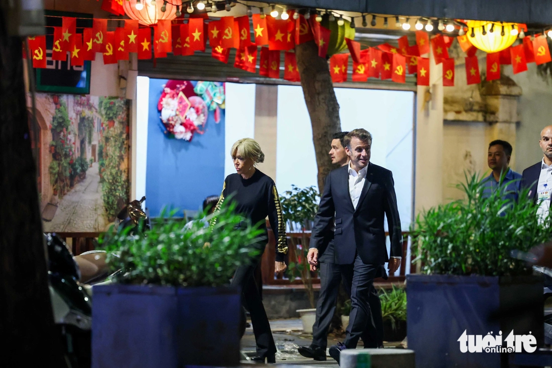Tổng thống Pháp Macron và Phu nhân dạo bộ giữa Hà Nội, bắt tay thân mật với người dân - Ảnh 2.