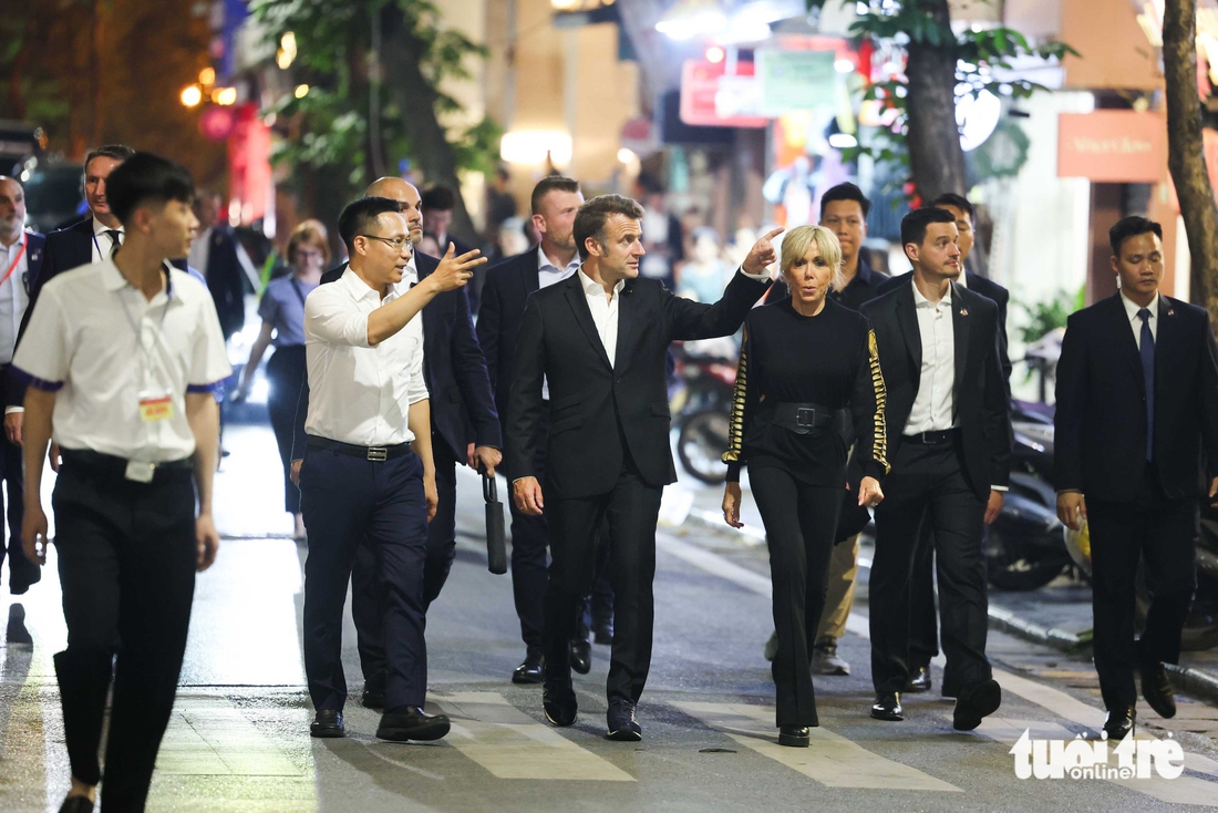 Tổng thống Pháp Macron và Phu nhân dạo bộ giữa Hà Nội, bắt tay thân mật với người dân - Ảnh 3.