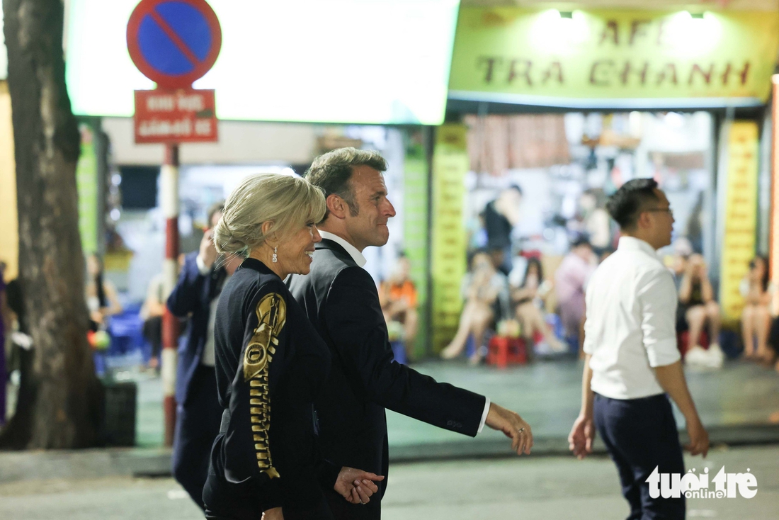 Tổng thống Pháp Macron và Phu nhân dạo bộ giữa Hà Nội, bắt tay thân mật với người dân - Ảnh 5.