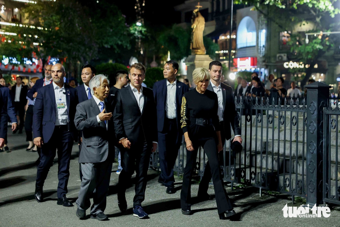 Tổng thống Pháp Macron và Phu nhân dạo bộ giữa Hà Nội, bắt tay thân mật với người dân - Ảnh 6.