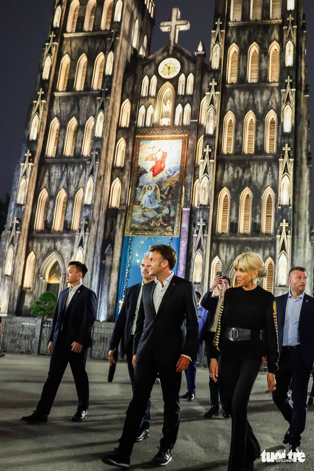 Tổng thống Pháp Macron và Phu nhân dạo bộ giữa Hà Nội, bắt tay thân mật với người dân - Ảnh 7.