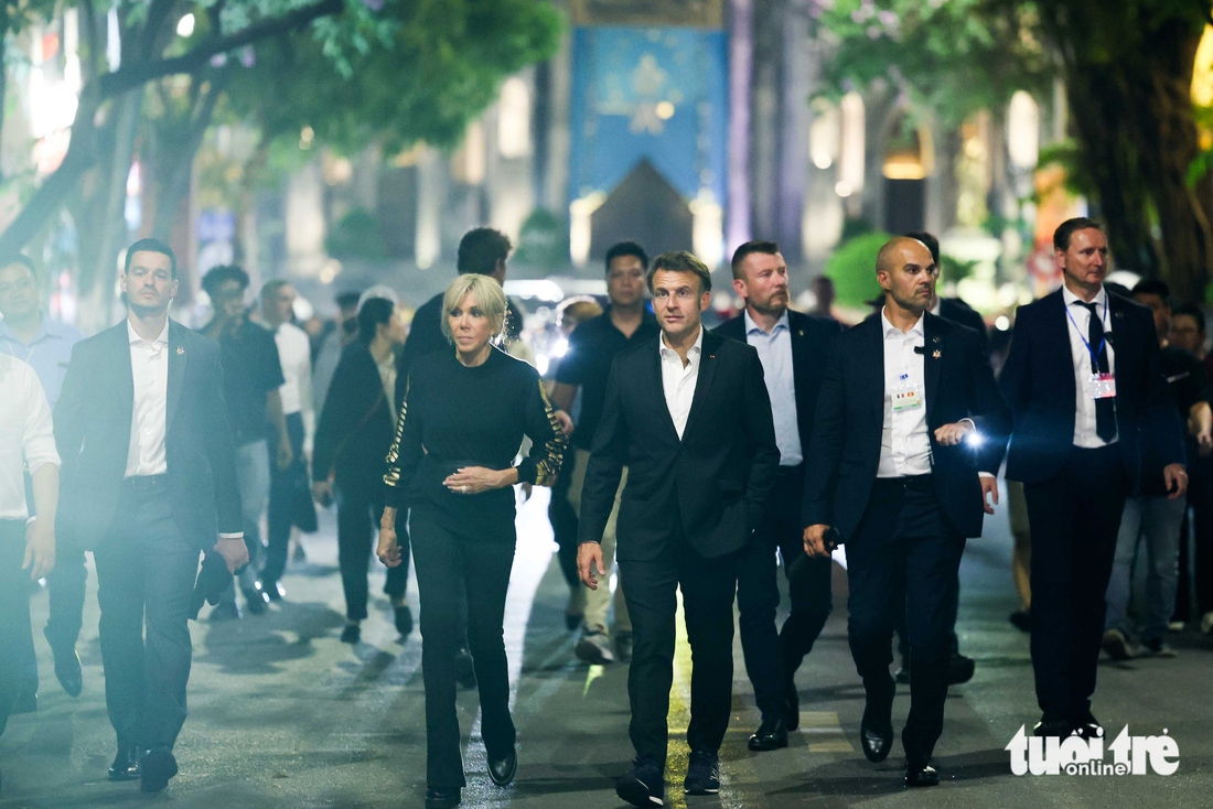 Tổng thống Pháp Macron và Phu nhân dạo bộ giữa Hà Nội, bắt tay thân mật với người dân - Ảnh 11.
