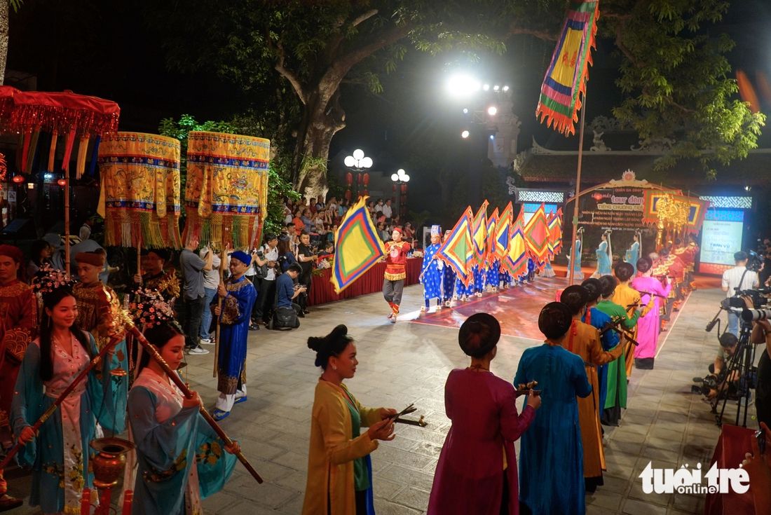Tiếng chuông Trấn Vũ từ ngàn xưa vọng về - Ảnh 3. Tour đêm nghe tiếng chuông Trấn Vũ từ ngàn xưa vọng về - Ảnh 3.