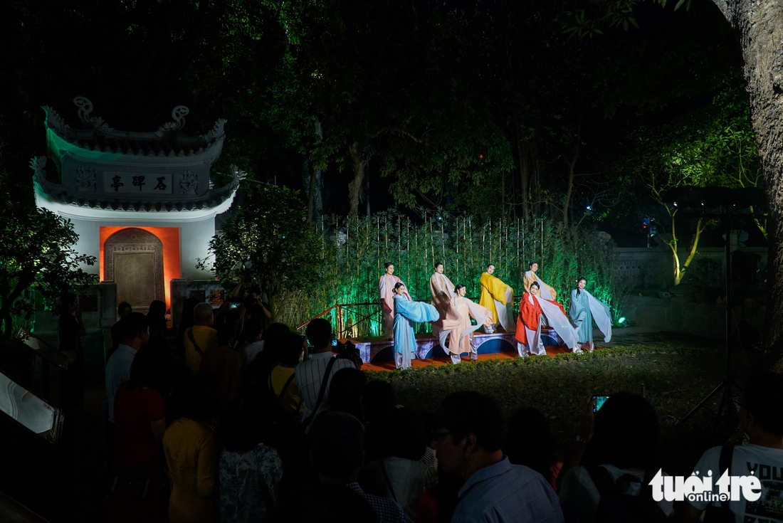 Tiếng chuông Trấn Vũ từ ngàn xưa vọng về - Ảnh 4. Tour đêm nghe tiếng chuông Trấn Vũ từ ngàn xưa vọng về - Ảnh 4.