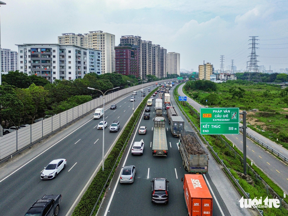 Dòng xe gần 7km ùn ùn vào Hà Nội dù chưa hết nghỉ lễ, đi từ giữa trưa cũng không thoát tắc đường - Ảnh 4.