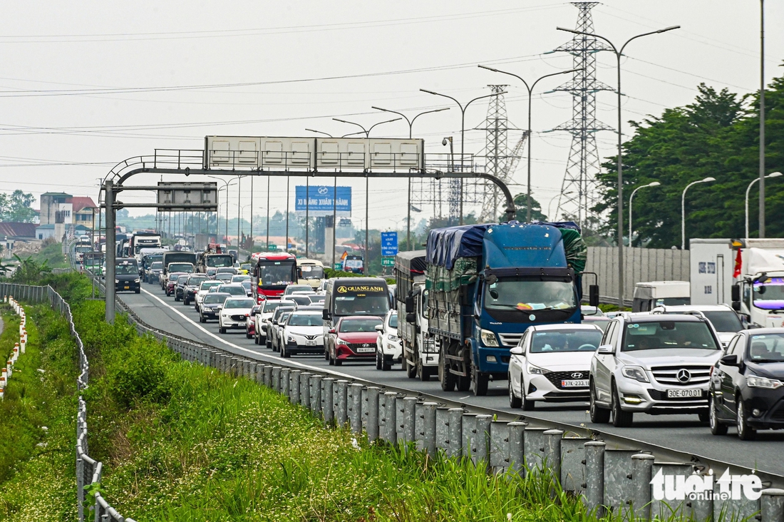 Dòng xe gần 7km ùn ùn vào Hà Nội dù chưa hết nghỉ lễ, đi từ giữa trưa cũng không thoát tắc đường - Ảnh 5.