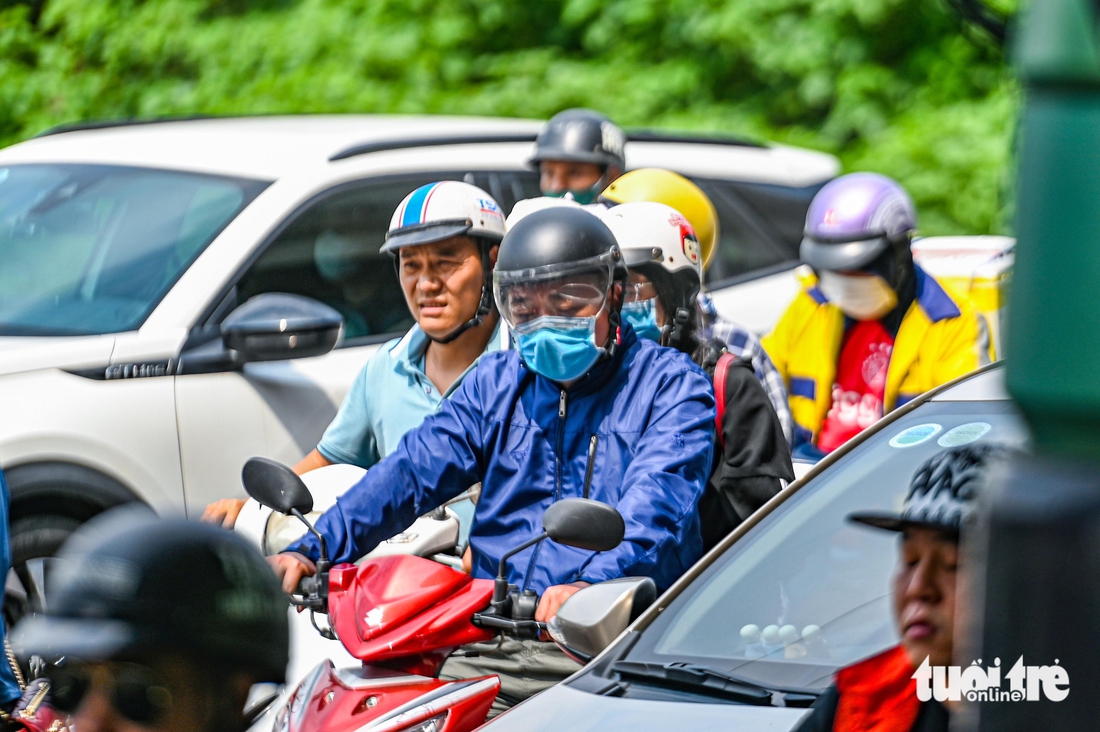 Dòng xe gần 7km ùn ùn vào Hà Nội dù chưa hết nghỉ lễ, đi từ giữa trưa cũng không thoát tắc đường - Ảnh 8.