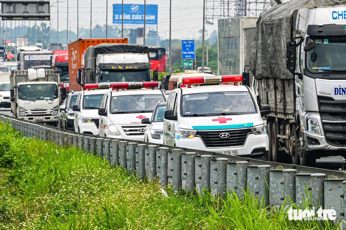 Dòng xe gần 7km ùn ùn vào Hà Nội dù chưa hết nghỉ lễ, đi từ giữa trưa cũng không thoát tắc đường - Ảnh 10.