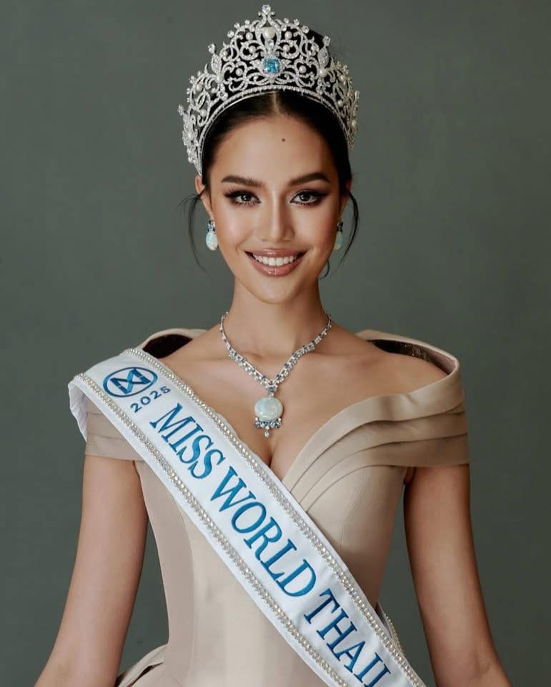 Tân hoa hậu Miss World 2025 từng bị tước danh hiệu, chiến đấu với ung thư vú ở tuổi 16 - Ảnh 9. Miss World - Ảnh 9.